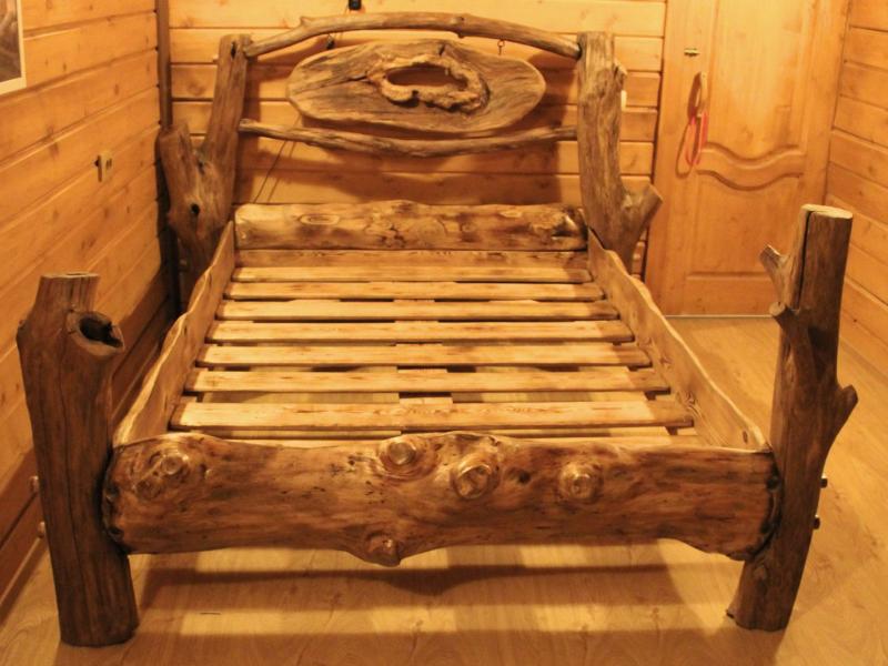 кровать из дерева