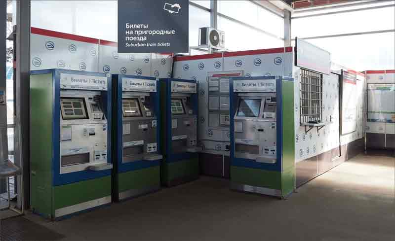 В аеропорту квитки на електричку можна придбати на пероні станції в касі або в автоматах з продажу квитків (поруч з касами на Аероекспрес)