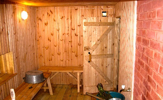 На фото дерев'яні двері в лазню