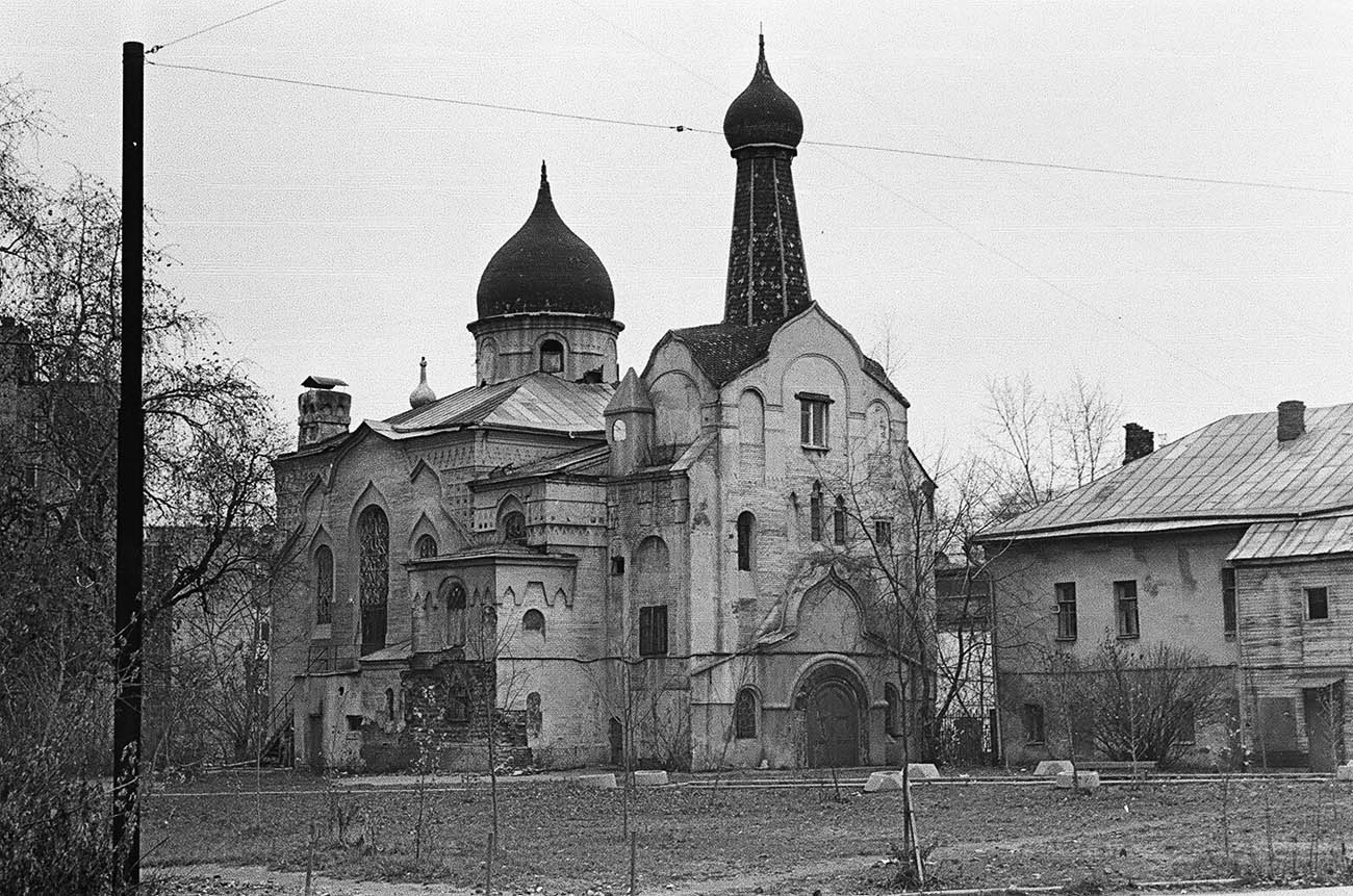 Фото 1983 р Церква в оточенні старих будинків виглядала дуже цікавою і колоритною