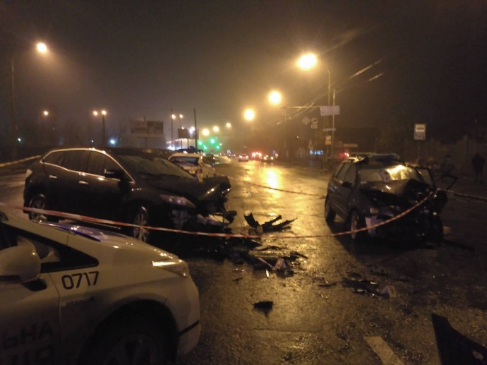 У столиці на вулиці Стеценка водій Mazda, який за словами свідків, був п'яний, врізався в машину Mitsubishi Colt