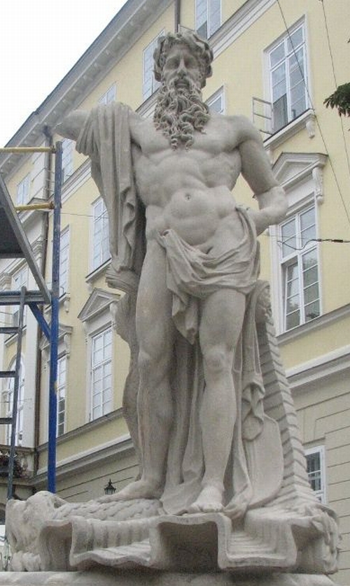 Днями працівники львівської мерії помітили, що кисть руки скульптури повелителя морів і океанів висить на волосинці, і терміново взялися за реставрацію
