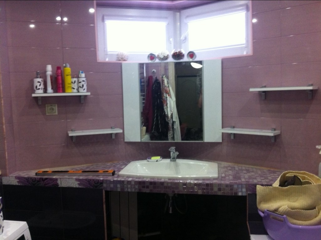 Гарні меблі для ванної може продаватися набором: шафи підлогові, шафки підвісні, тумби на замовлення, дзеркала, мойдодири, раковини, ванни і душові кабінки
