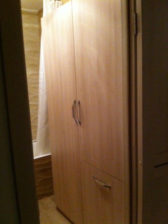 Кутовий підвісну шафу з дзеркалом, підвісні полки в інтер'єрі для ванної кімнати на замовлення
