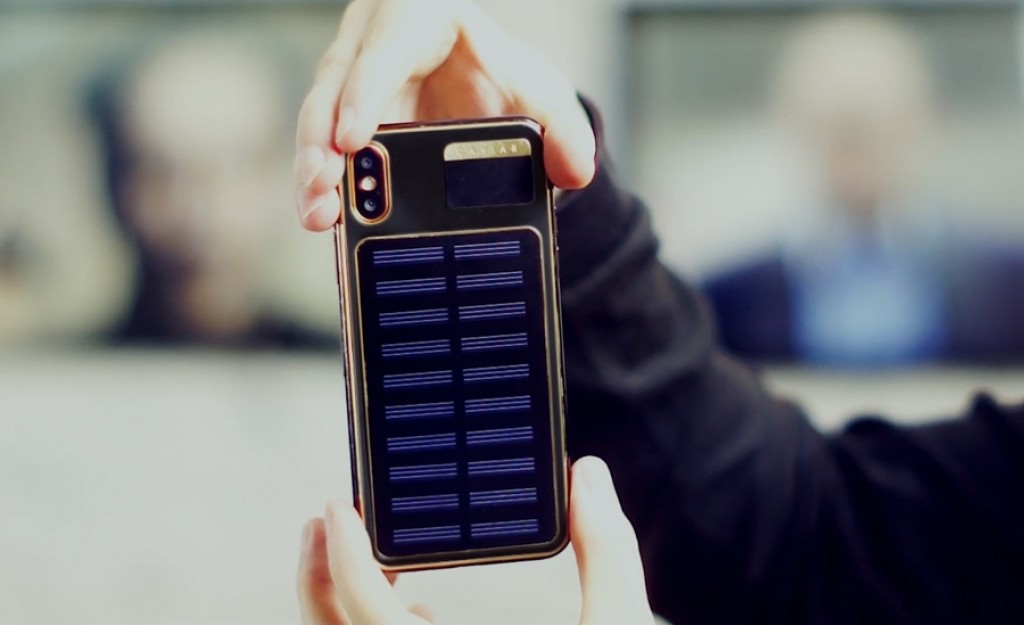 Компанія Caviar, що займається випуском ексклюзивних золотих версій смартфонів iPhone, випустила iPhone X Tesla з сонячною батареєю на задній панелі