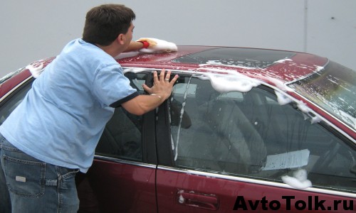 Кожна людина чудово розуміє, що миття автомобіля при низькій температурі повітря не дуже-то корисно
