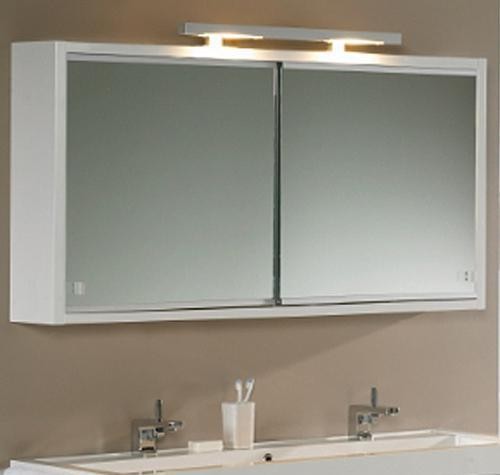 Дзеркало шафа в ванну кімнату з підсвічуванням буде дуже зручним для різних гігієнічних процедур