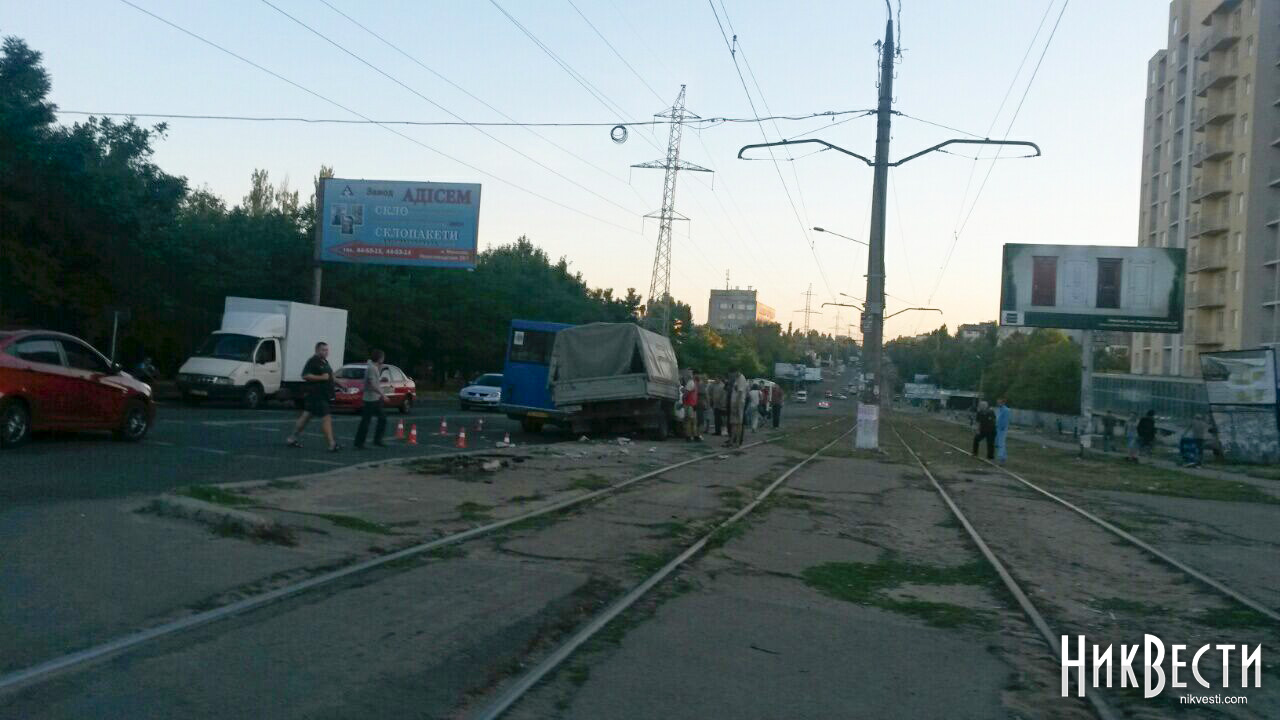 Сьогодні ввечері, 2 вересня, на вулиці Космонавнов вантажний автомобіль «Газель» врізався в зупинку громадського транспорту