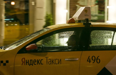 У відповідь на зауваження про манеру їзди таксист зламав жінці ніс і ногу