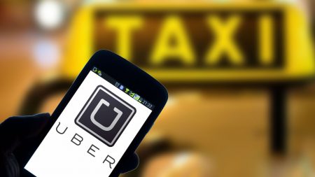 Сервіс виклику таксі Uber підняв тарифи і ввів похвилинну тарифікацію майже у всіх містах України, де пропонуються відповідні послуги