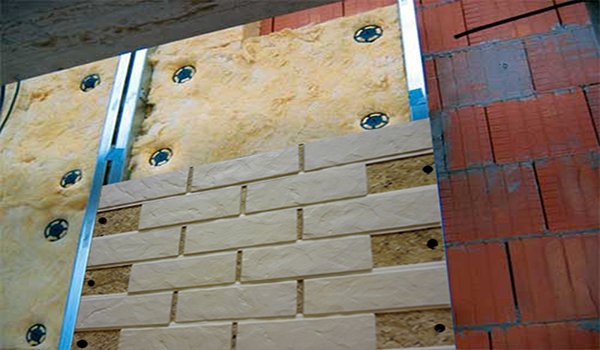 Варто зауважити, що ціла стіна, декорована таким матеріалом не буде виглядати органічно в інтер'єрі, тому вініри використовують для обробки окремих частин стіни