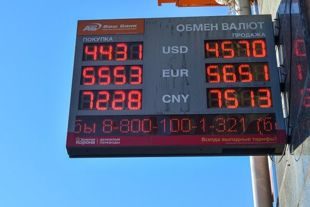 Світові валюти - долар і євро - з початку року подорожчали на 25%