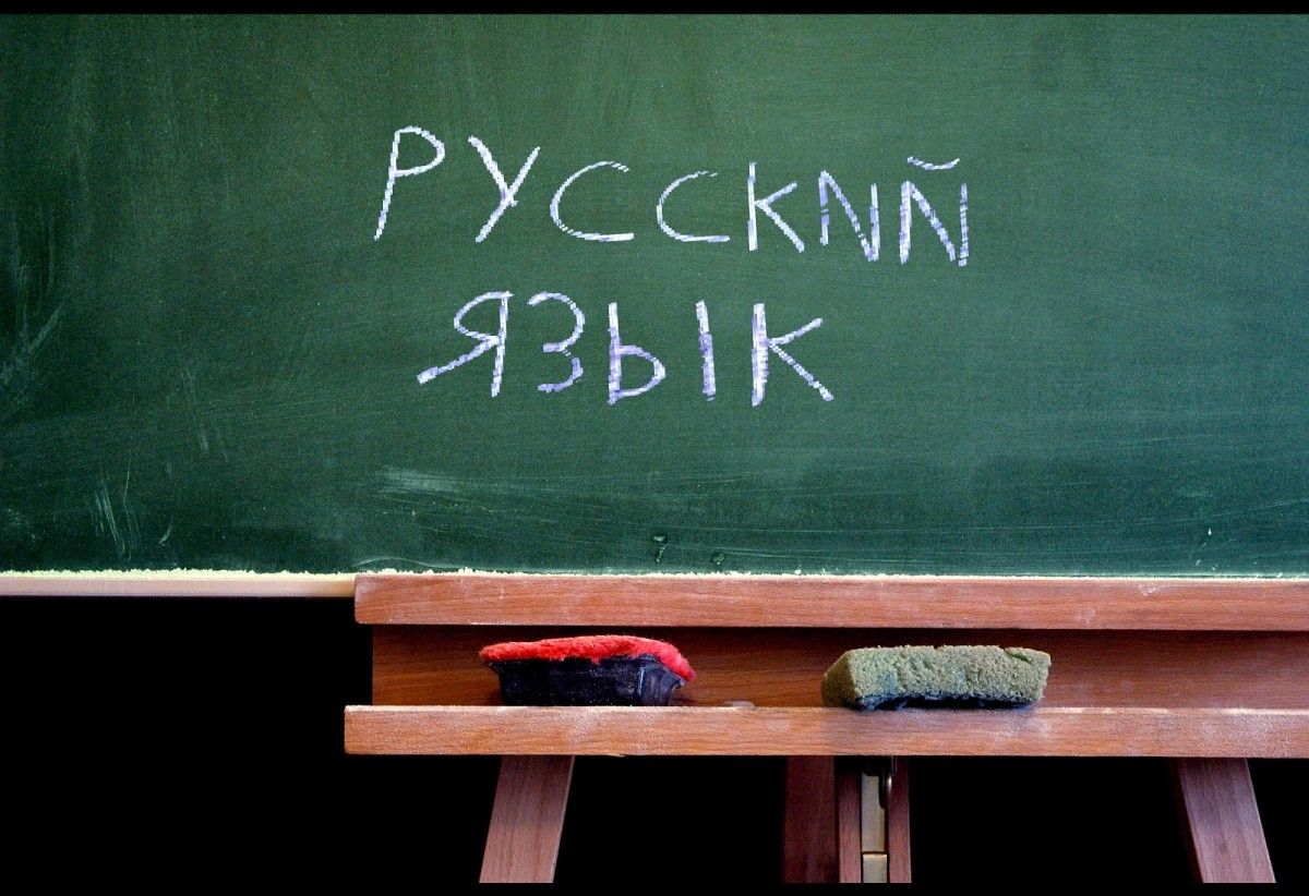 У лютому цього року КСУ визнав закон «Про засади державної мовної політики» (відомий як «закон Ківалова-Колесніченка»), що не відповідає Основному закону