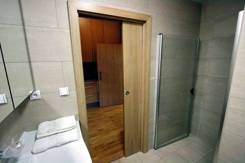 Як встановити двері у ванну: зсувні конструкція