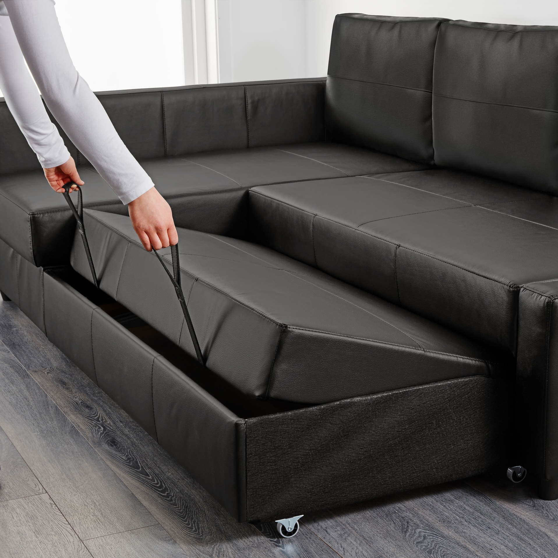 А для того, щоб спати з комфортом, варто звернути увагу на диван-трансформер, такі зазвичай перетворюються в зручні ліжка