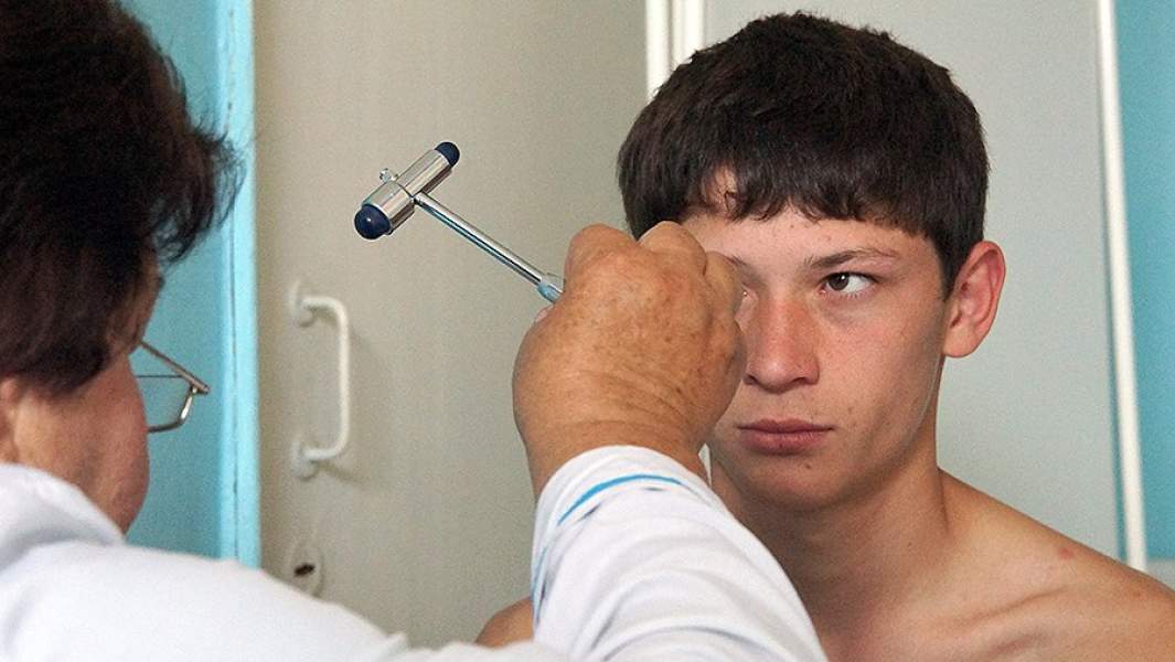 Наприклад, глава Федерації автовласників Сергій Канаєв вважає, що водії повинні проходити медкомісію тільки після повторного грубого порушення правил дорожнього руху, наприклад, виїзду на зустрічну смугу або проїзду на червоне світло