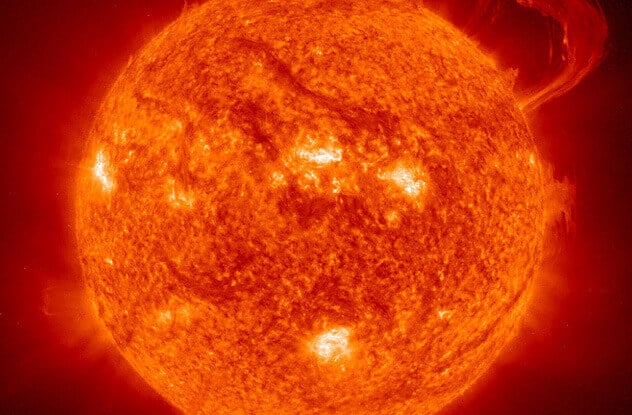 Залежно від методу, який використовується для аналізу Сонця, кількість елементів важче водню або гелію буде коливатися на 20-30 відсотків